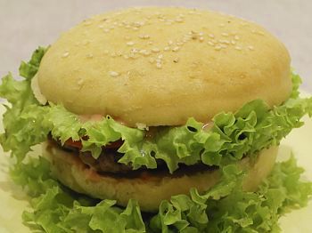 фото вкусного сэндвича Биг Тейсти на тарелке