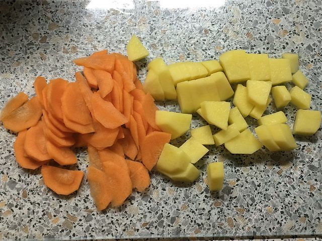 Картофель нарезаем дольками, а морковь кольцами или полукольцами