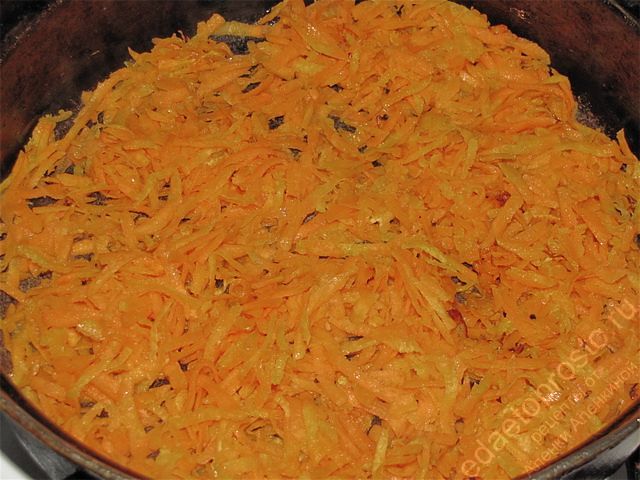 Обжарить натертую морковь на растительном масле