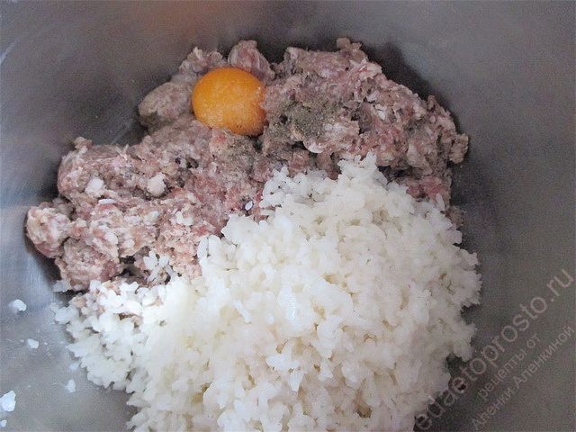 перемешать мясной фарш с рисом и одним сырым яйцом