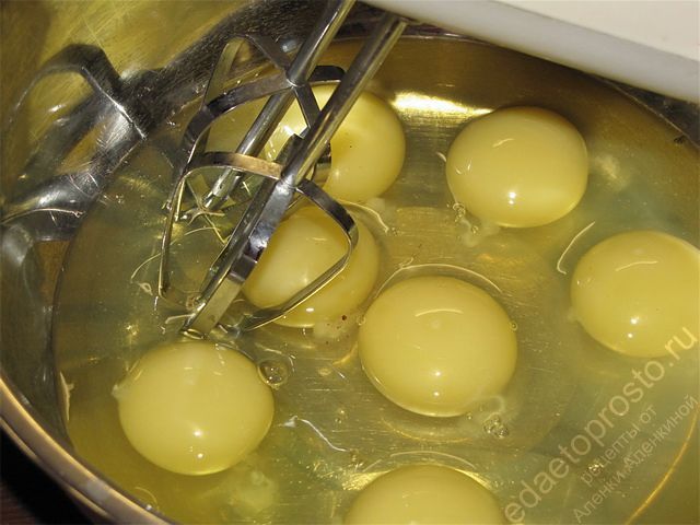 Взбить яйца до образования однородной пены