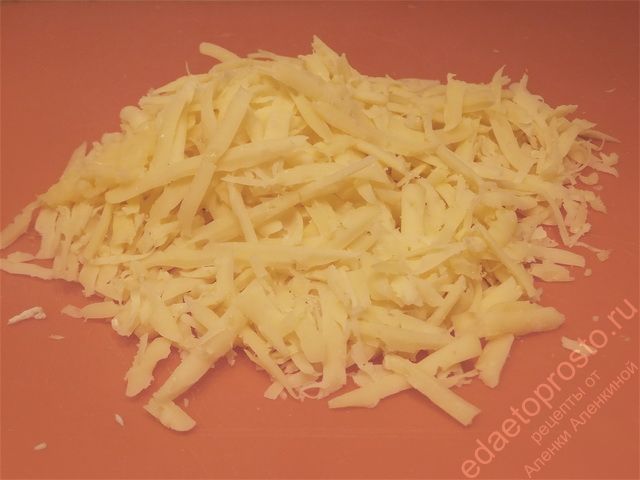 Натираем твердый сыр на крупной терке