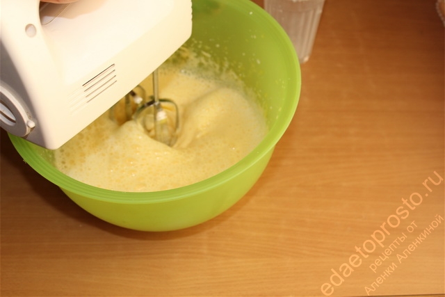 К желткам с сахарным песком добавить теплое молоко и одну столовую ложку муки