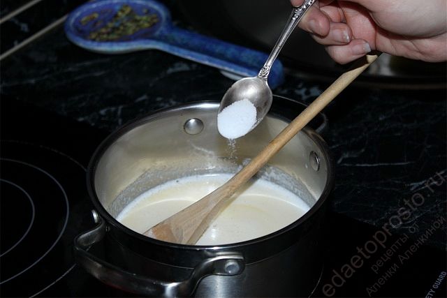 Масло растворить в молоке и добавить соль