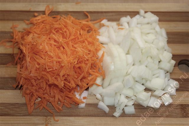 Морковь натереть на крупной терке, лук нарезать кубиками