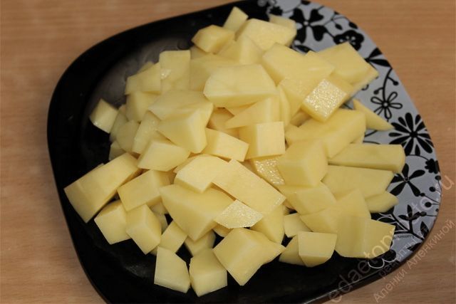 Картофель нарезать кубиками