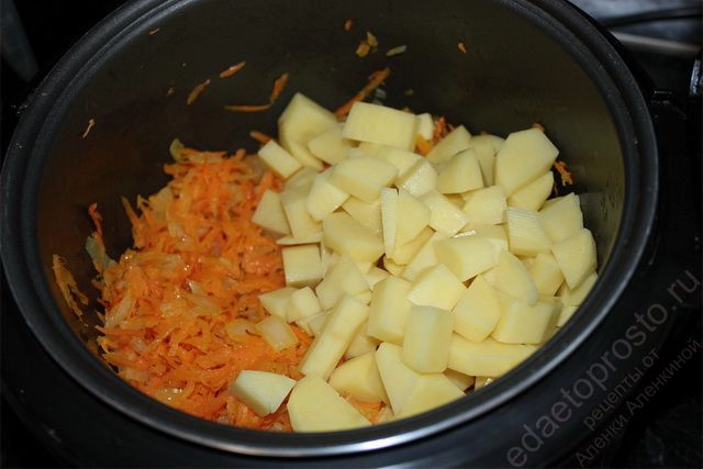 Добавить к пассерованным овощам картофель