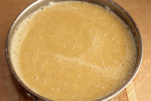 фото готового суп-пюре из чечевицы, перелить суп в емкость и измельчить блендером
