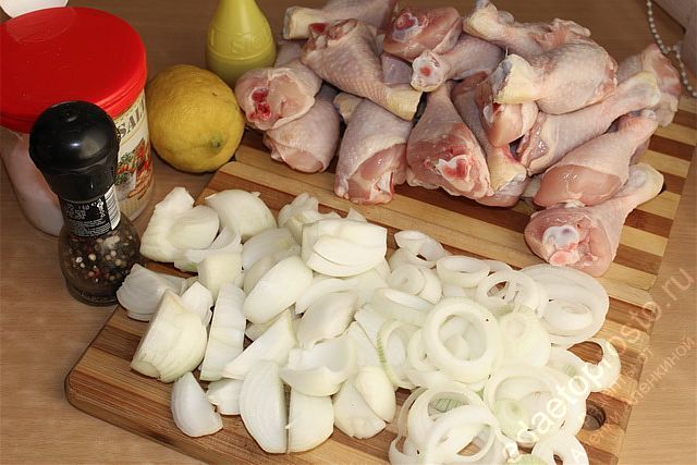 фото набора исходных продуктов для приготовления шашлыка из курицы на мангале