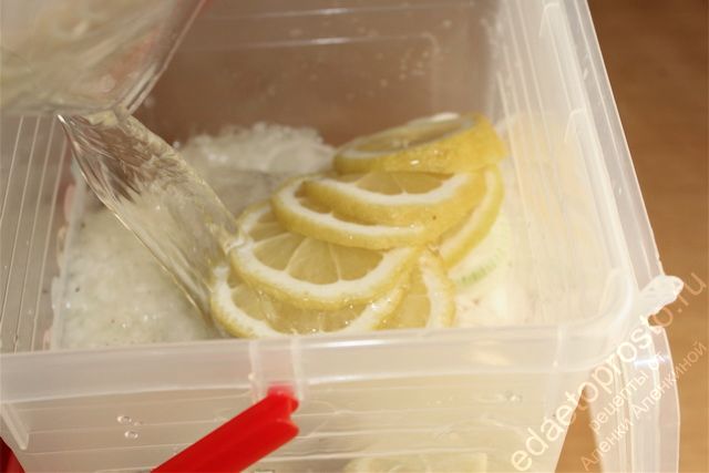 Добавить воду с лимонным соком