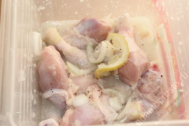 Все тщательно перемешать, пошаговое фото  приготовления шашлыка из курицы на мангале