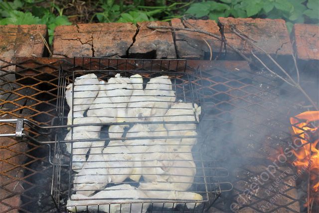 Шашлык готовили на мангале и на решетке и на шампурах, фото приготовления