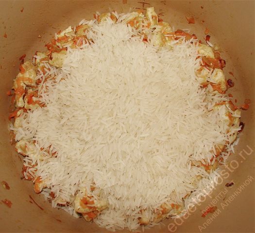 Сверху насыпьте вымытый рис