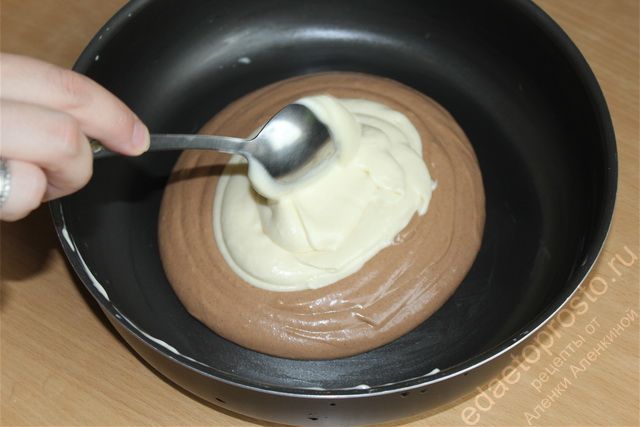 Прямо в шоколадное тесто выкладываем белое тесто