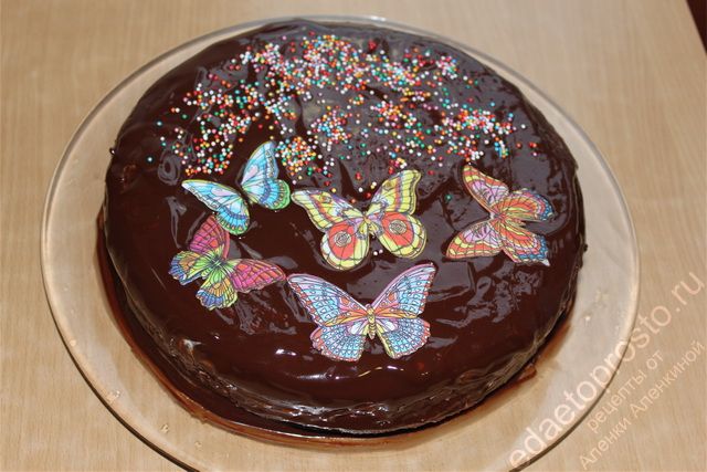 Поверхность торта и бока заливаем глазурью и украшаем, фото готового торта Зебра на сметане
