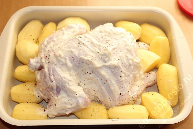 Курицу с картошкой солим, перчим и добавляем специи