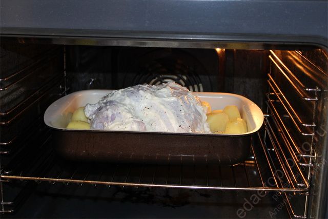 Курочку с картофелем отправляем в духовку