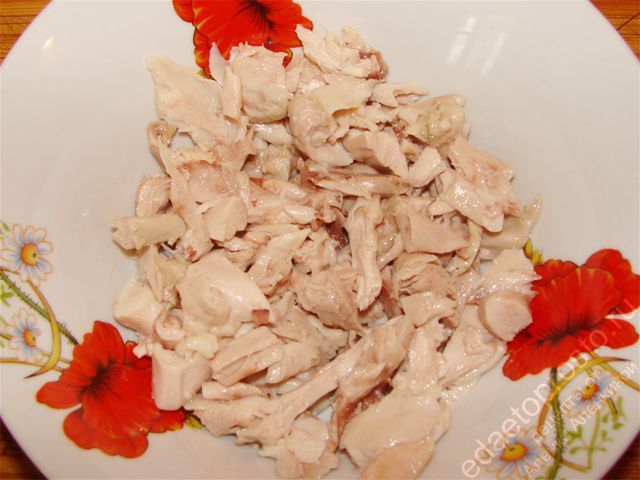 Филе курицы нарежьте средними кусочками, пошаговое фото  приготовления супа из цветной капусты с курицей