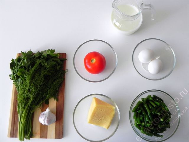 фото исходных продуктов для приготовления омлета с молоком на сковороде