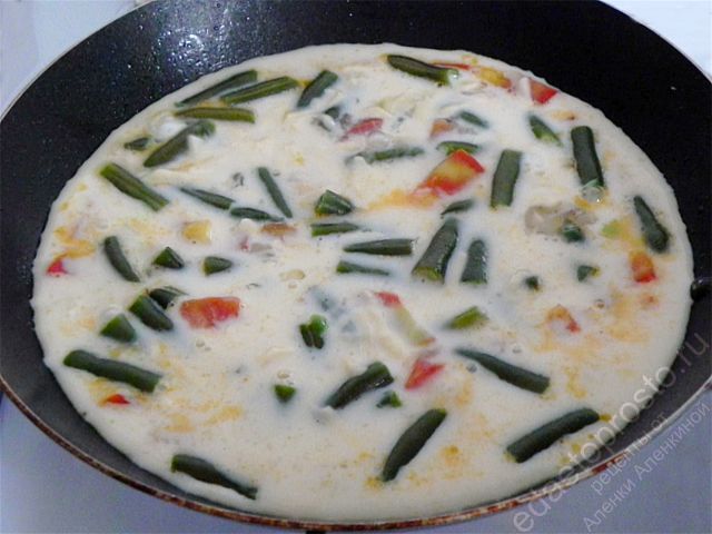 Вылейте на сковороду приготовленную смесь из яиц и молока