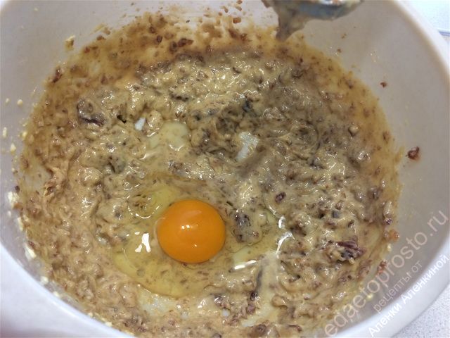добавить по одному яйца продолжая взбивать тесто для шоколадного кекса, фото приготовления