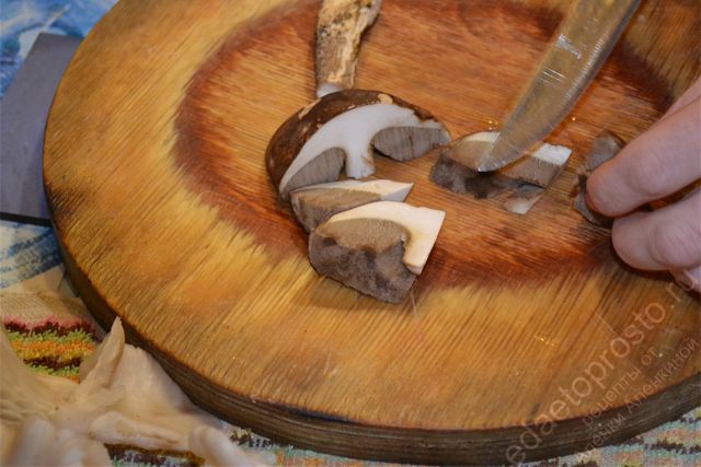 шляпки грибов отделить от ножек, пошаговое фото приготовления жареных грибов