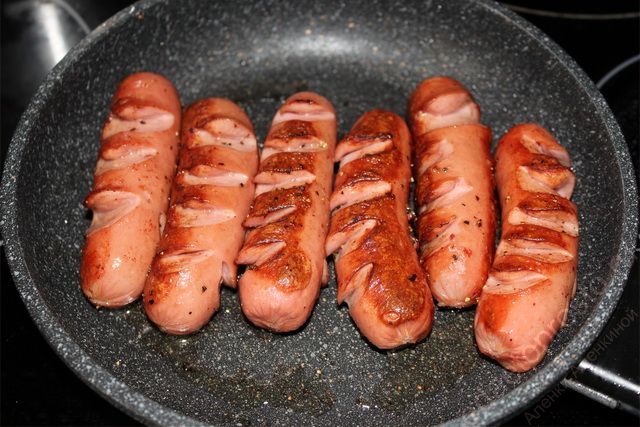 фото готовых жареных на сковороде сосисок