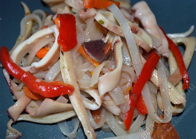 салаты из морепродуктов, фото из рецепта кальмары