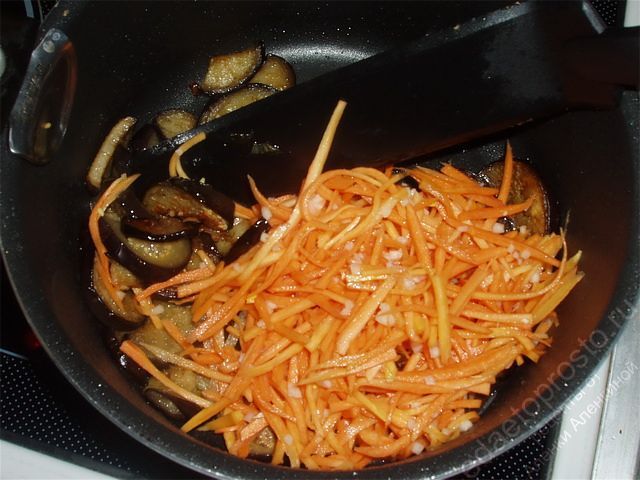 В остывшие баклажаны кладём морковь