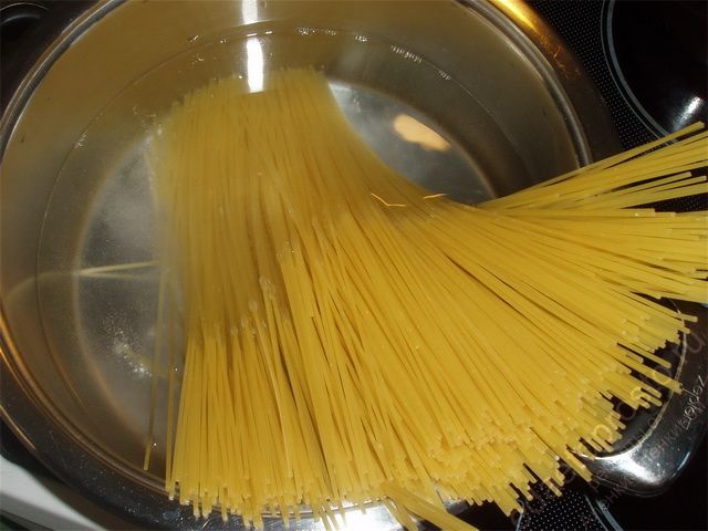 опускаем в воду спагетти, фото этапа приготовления кукси по-корейски с мясом