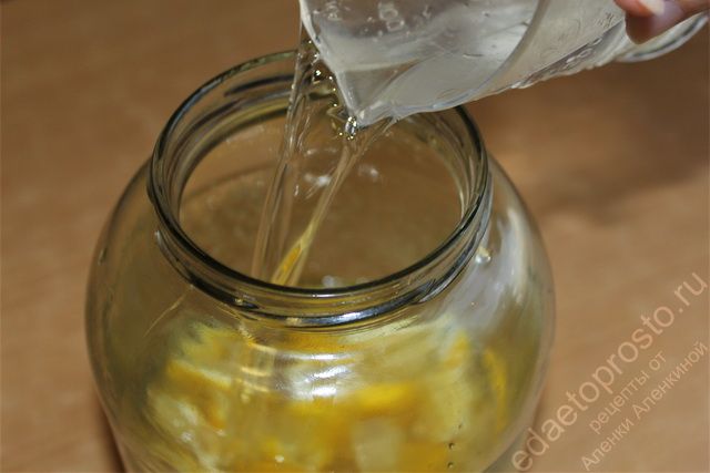 заливаем водку в банку к лимонным шкуркам, пошаговое фото приготовления ликера лимончино