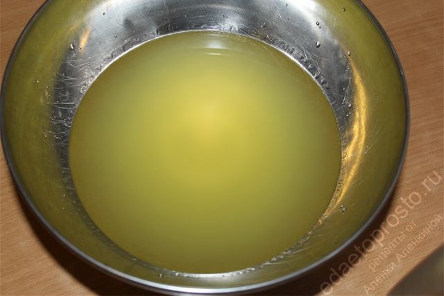 на фото готовый лимонный ликер лимочино в домашних условиях после фильтрации
