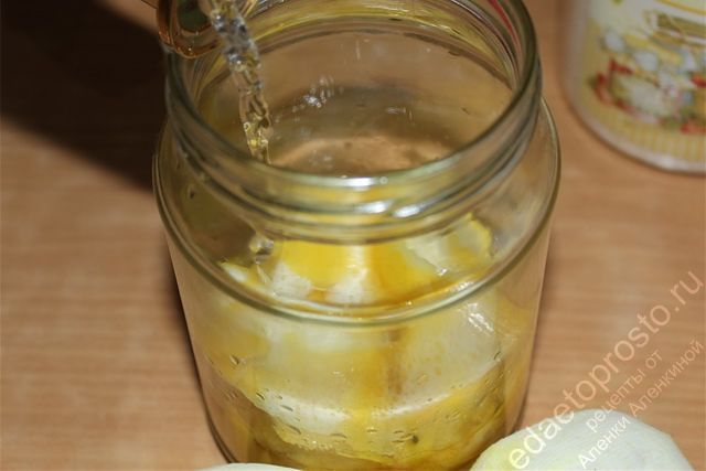 К лимонной цедре добавить водку
