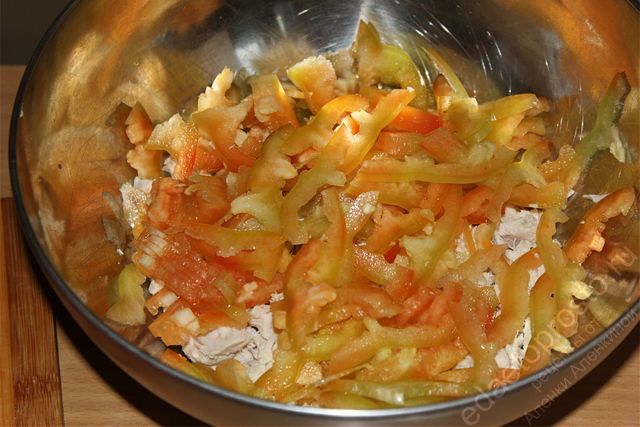 Нарезанный перец добавить к курице, пошаговое фото приготовления простого салата