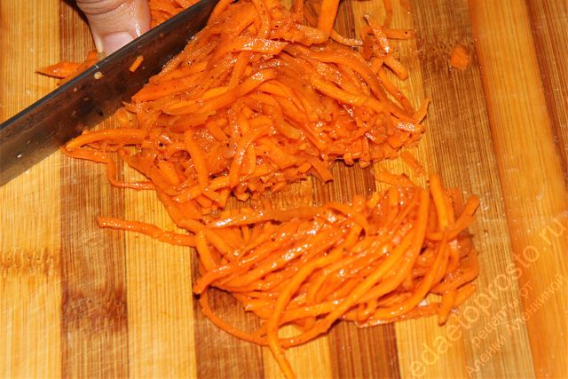 Морковь по-корейски порезать поперек на 3-4 части