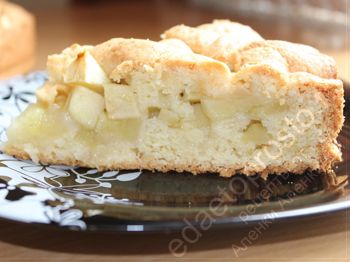 фото песочного пирога с яблоками на блюдце