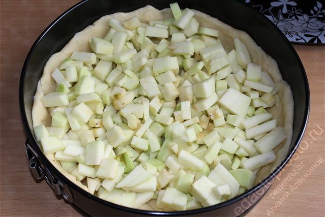На тесто в форме выложить подготовленные яблоки