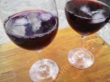 фото коктейля каркаде с вином и гранатовым соком в бокалах