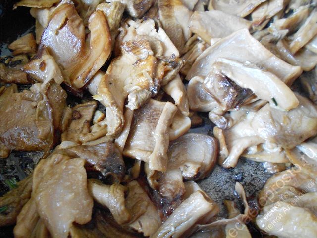 отваренные грибы обжарить на сковороде до зарумянивания
