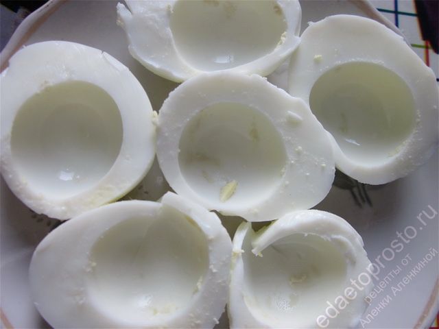 очистить яйца и отделить белки от желтков