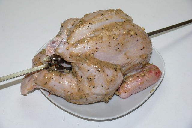 Закрепляем тушку птицы на вертеле и тщательно обмазываем ее маринадом, пошаговое фото приготовления курицы-гриль в домашних условиях