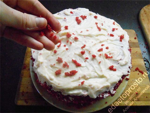 посыпьте торт красной бисквитной крошкой, фото приготовления торта красный бархат в домашних условиях