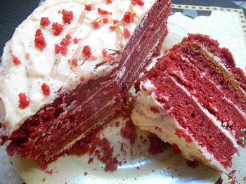 фото вкусного торта Красный бархат на блюде