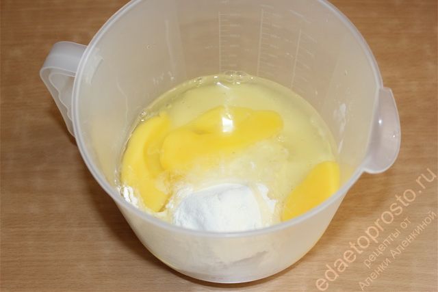 Добавить в смесь содержимое куриных яиц