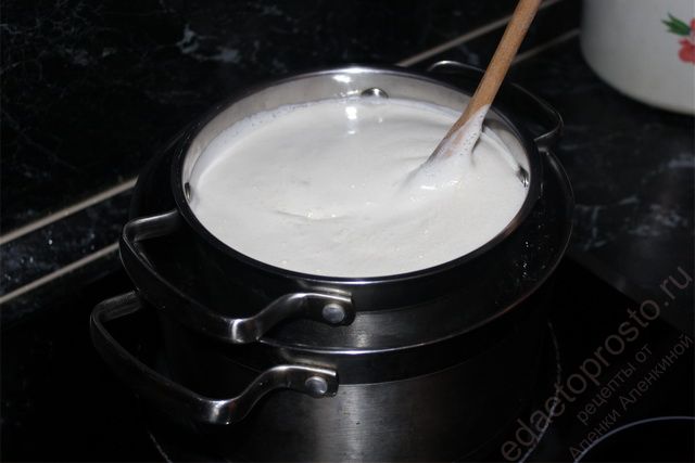 В кипящее молоко при непрерывном помешивании ввести взбитую смесь