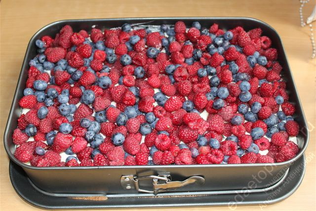Основу торта украсить фруктами или ягодами, а можно и совместить