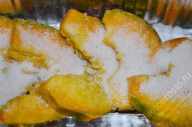 Тыкву очистить и нарезать на кусочки посыпанные сахаром, фото приготовления тыквы в духовке