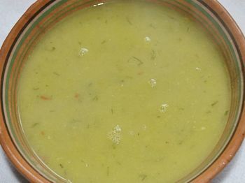 фото вкусного крем–супа из цветной капусты в миске на столе
