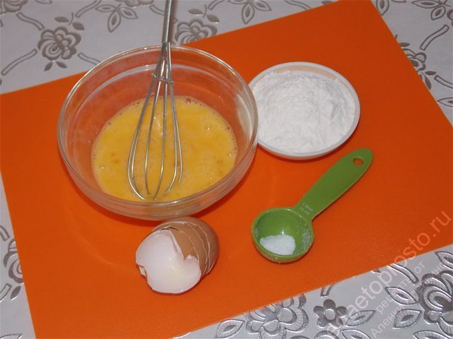 Приготовим кляр, смешав в миске яйцо с солью и мукой