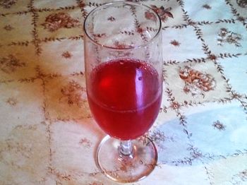 фото вкусного вина из лепестков роз в бокале